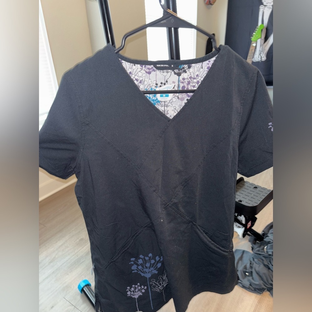 Dansko Black Short Sleeve V-Neck Scrub Top Size Medium